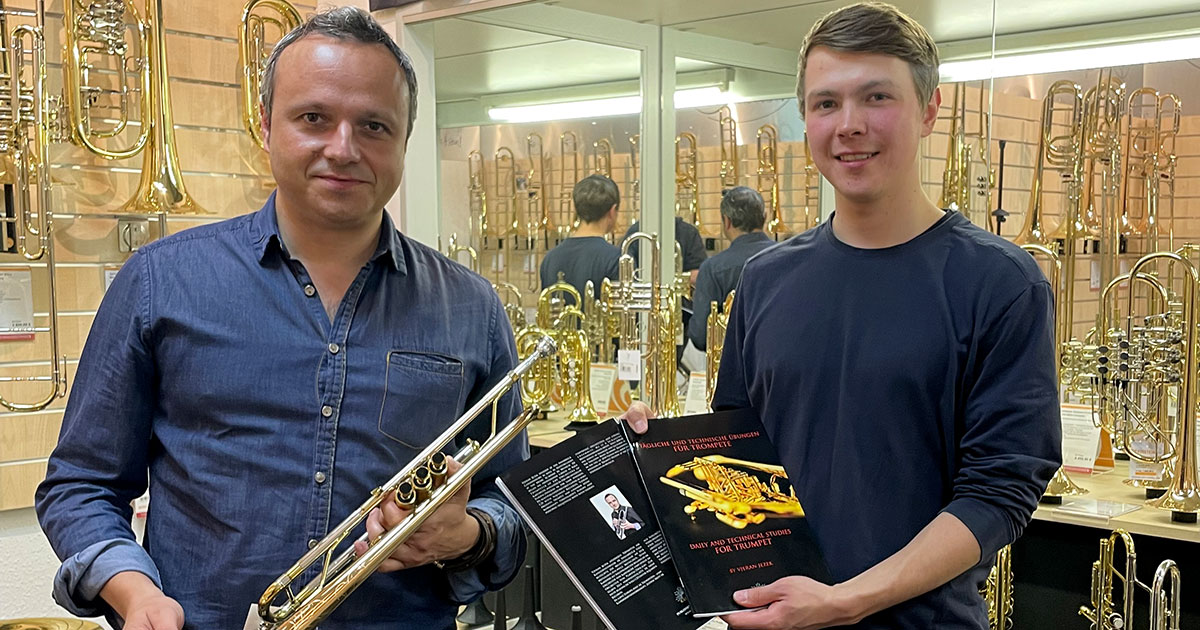 Profitrompeter Vjeran Jezek mit Simon Fendt vom Musikhaus Kirstein in der Bläserabteilung