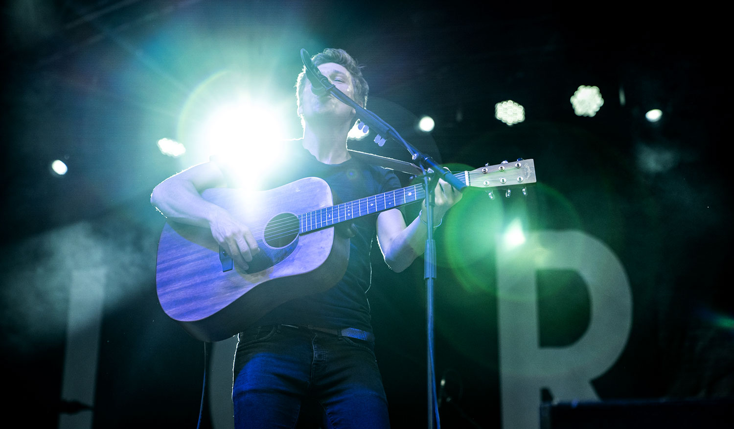David Gramberg live mit einer Sigma-Gitarre. Foto von Korbinian Steiger.