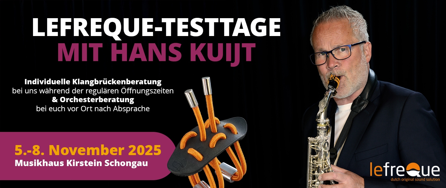 Banner lefreQue-Testtage vom 5. bis 8. November 2025 im Musikhaus Kirstein in Schongau. Auf dem Banner mit abgebildet: der Erfrinder der Klangbrücken, Hans Kuijt, beim Spielen eines Saxophons mit Klangbrücke.