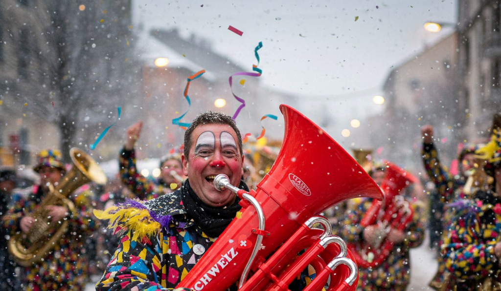 Ein Tubist mit einer roten Plastiktuba in einem Faschingsumzug. Das Bild ist KI-generiert.