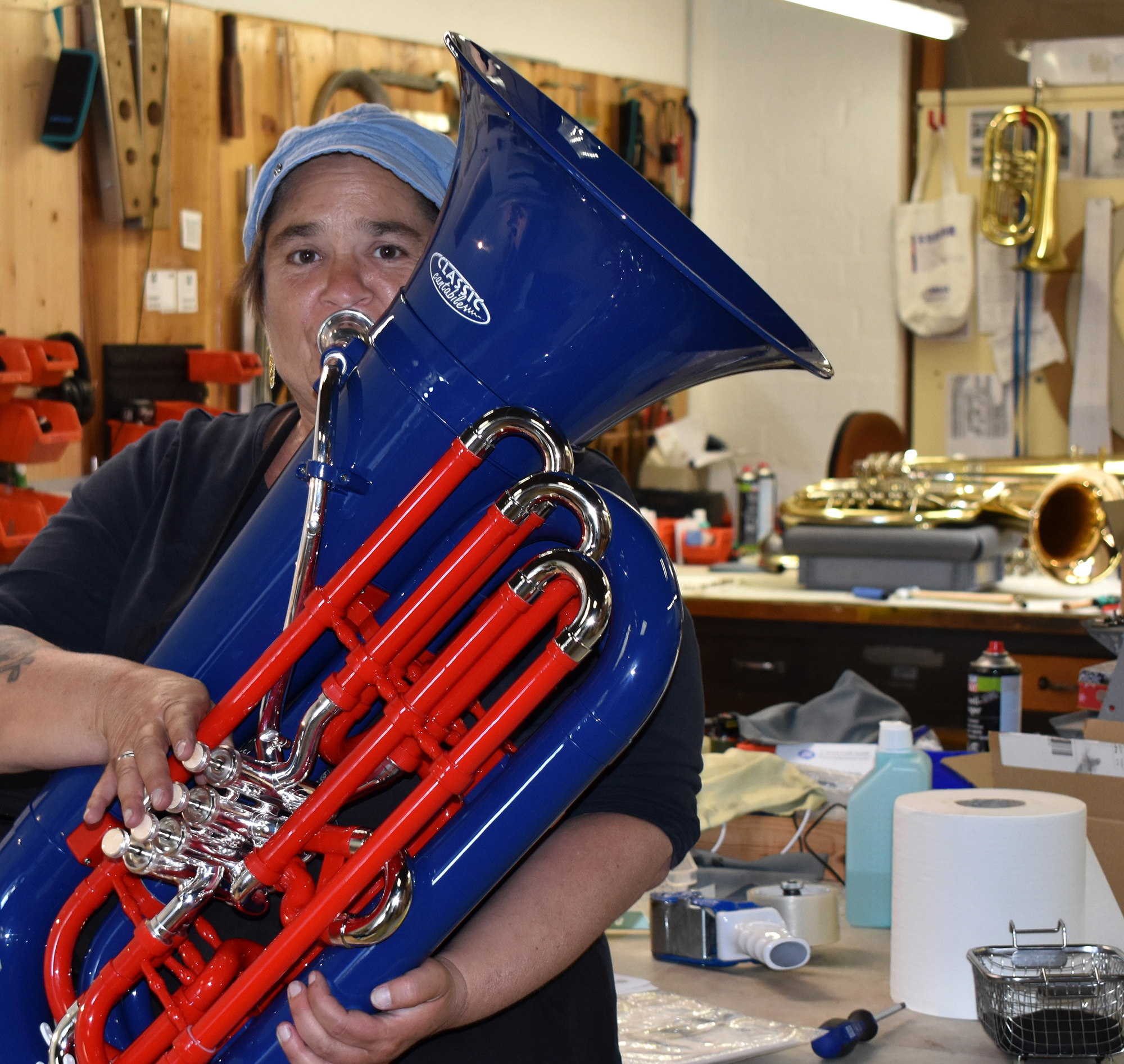 Kirstein-Mitarbeiterin in der Bläserwerkstatt mit MardiBrass Kunststofftuba
