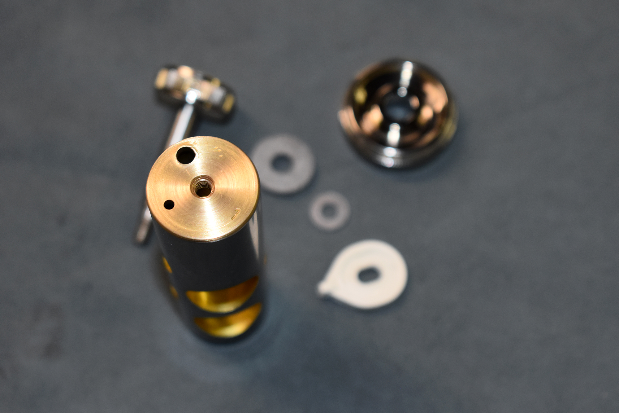 Auseinandermontierte Bestandteile eines Pumpventils einer MardiBrass-Tuba von oben fotografiert