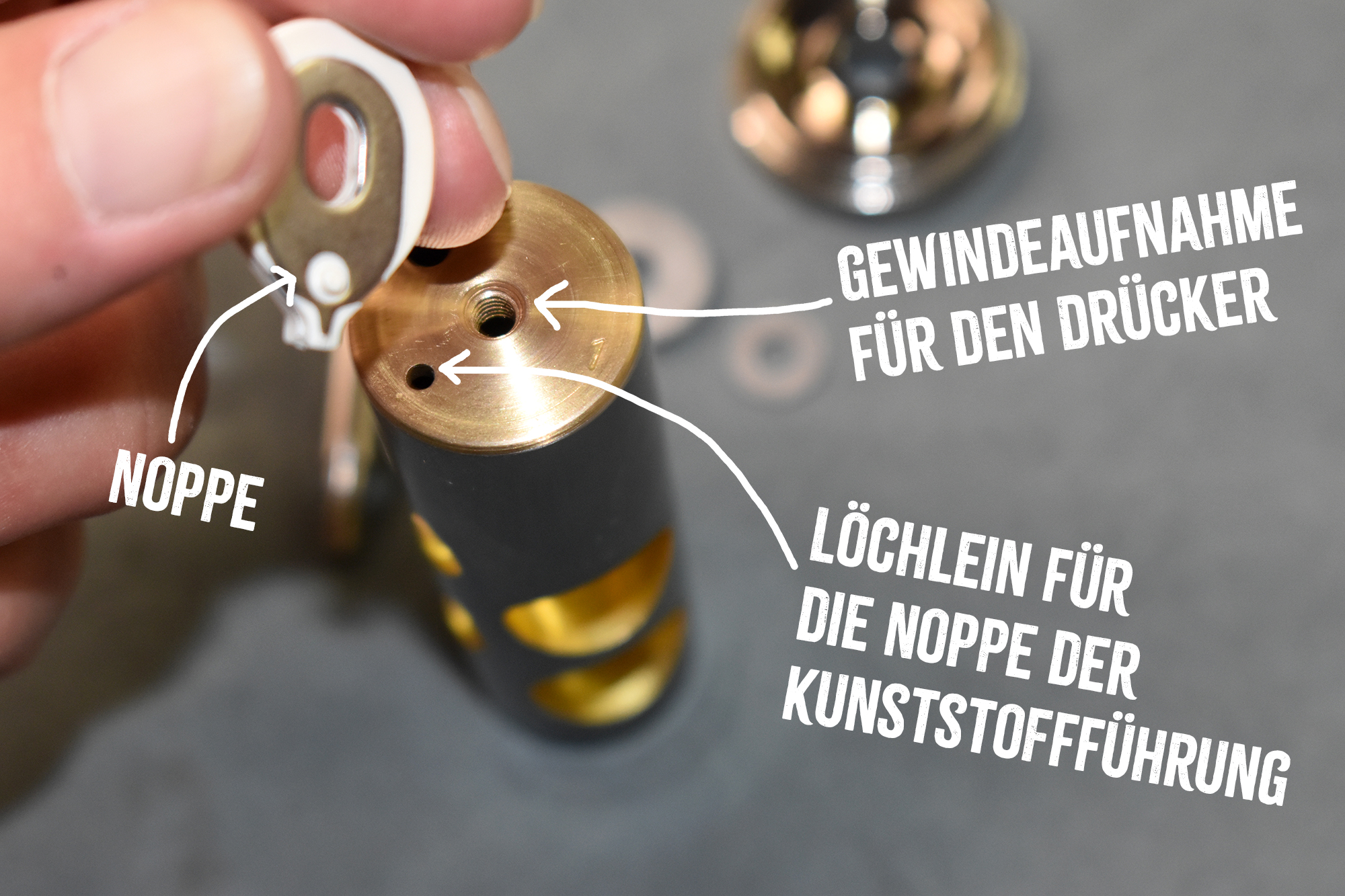 Aufnahme für die Noppe der Kunststoffführung auf dem Ventil