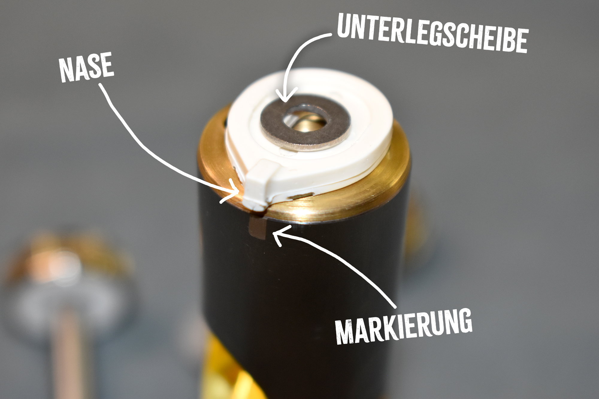 Platzierung der Nase der Kunststoffführung über der Markierung auf dem Pumpventil