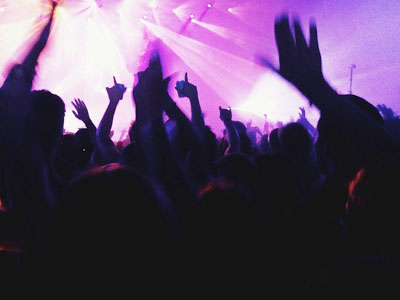 feierndes Publikum auf einem Konzert