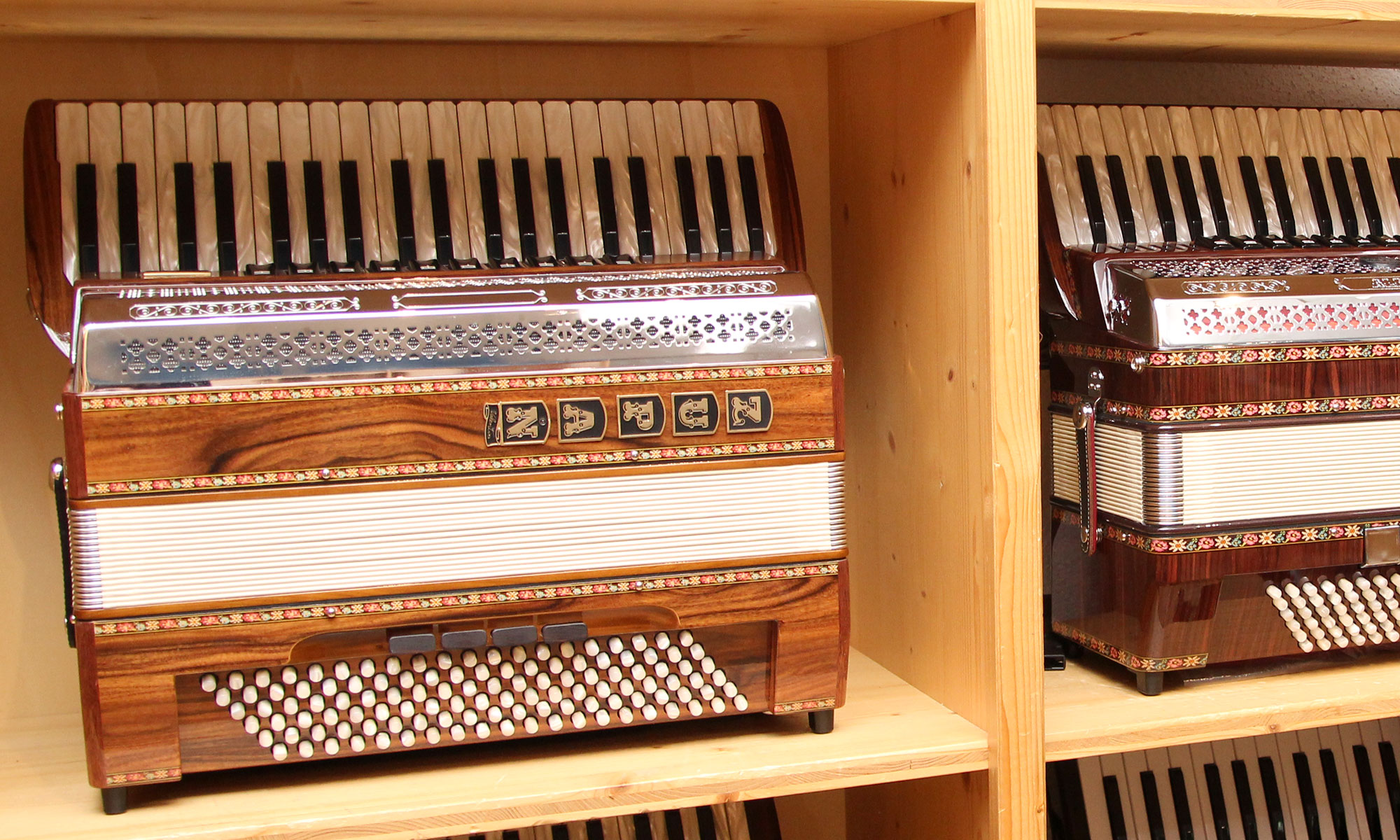 Chromatische Pianoakkordeons in der Akkordeonausstellung des Musikhaus Kirstein